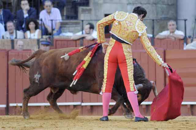 Salvador Cortés, voluntarioso en su primer astado. (FOTO: Sevilla Taurina)