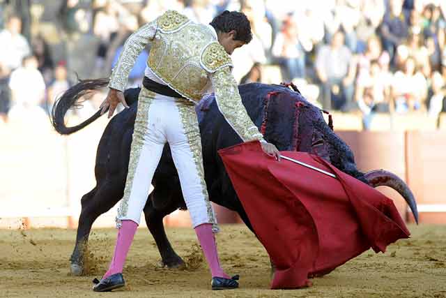 Alargando la embestida con la derecha.