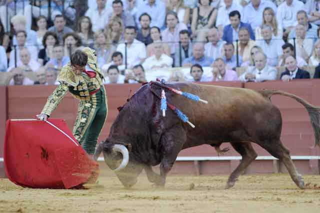 Buen muletazo de Juan José Padilla al cuarto. (FOTO: Sevilla Taurina)