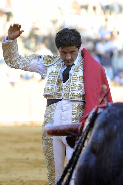 El mexicano se adorna tras la estocada.