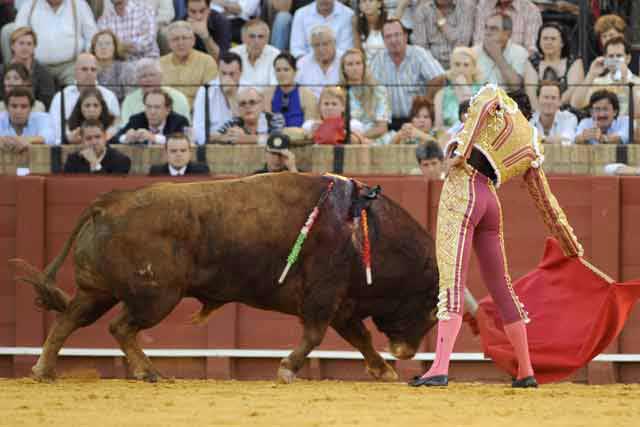 Uceda Leal con la diestra en el quinto. (FOTO: Sevilla Taurina)