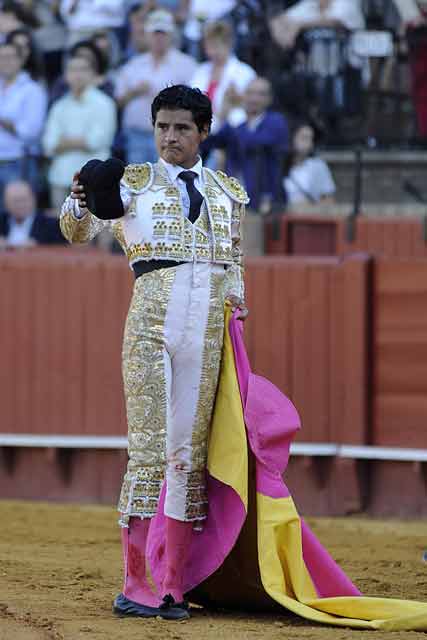 Angelino de Arriaga saluda en el tercero. (FOTO: Sevilla Taurina)