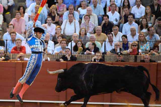 Luis Mariscal, asomándose a balcón en el sexto. (FOTO: Sevilla Taurina)