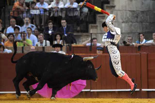 Otro Mariscal -Pedro- luciéndose en el mismo toro. (FOTO: Sevilla Taurina)