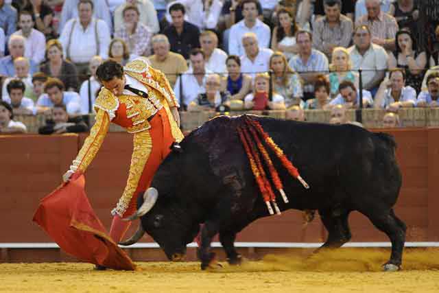 Cortés en un derechazo al sexto. (FOTO: Sevilla Taurina)