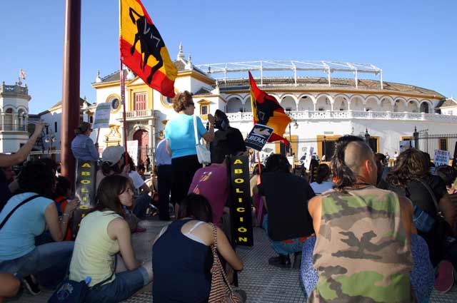 Los antitaurinos pidieron frente a la Maestranza la abolición de la Fiesta. (FOTO: Javier Martínez)