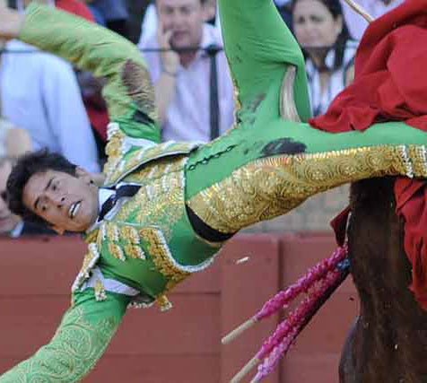 Silveti es corneado en el muslo izquierdo. (FOTO: Sevilla Taurina)