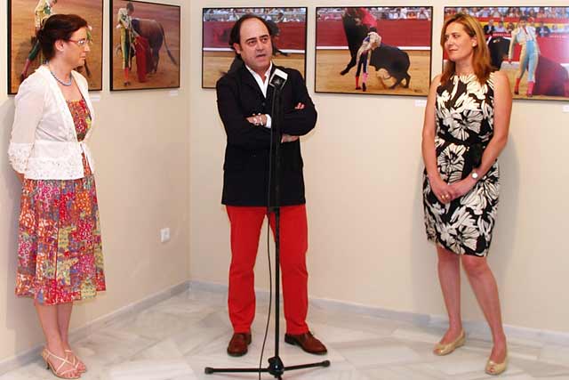 El fotógrafo local, Eduardo Porcuna, durante el acto de inauguración.