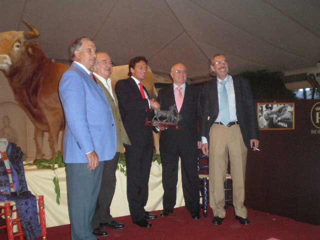 Oliva Soto recogió el trofeo de los abonados en el transcurso de una cena.