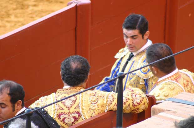 Tertulia taurina de picadores en el callejón.