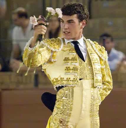 Fernando Adrián, con la oreja ganada hoy.