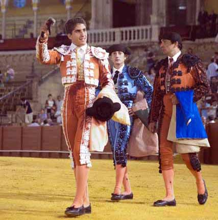 Rafael Cerro pasea la oreja cortada la sexto de Villamarta. (FOTO: Sevilla Taurina)