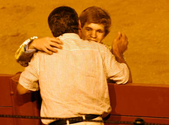 Borja Jiménez brinda su debut en Sevilla a su profesor en la Escuela de Espartinas, Espartaco padre. (FOTO: Javier Martínez)