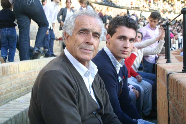 Iván Menacho, en la Maestranza junto a su abuelo, el picador Paco Martín Sanz. (FOTO: Javier Martínez).