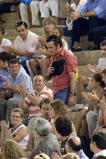 Un brindis a Ortega Cano. (FOTO: Sevilla Taurina)