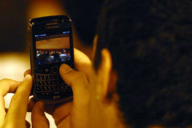 Las nuevas tecnologías ayudan a llevarse un recuerdo de la noche de toros. (FOTO: Javier Martínez)