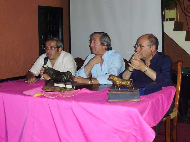 De izquierda a derecha: el fotógrafo taurino Iván López 'Matito'; el presidente de la peña 'Curro Durán' de Utrera, Juan Aranda; y el crítico y conferenciante Manuel González Maqueda.