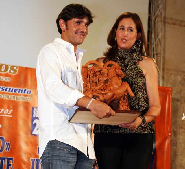 La alcaldesa de Ciudad Real entrega un trofeo al jinete sevillano Diego Ventura. (FOTO: Sonia Sánchez-Molero)