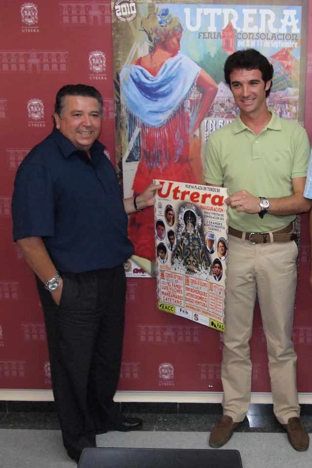 Rodríguez Vélez y Luis Vilches con el cartel anunciador. (FOTO: Sevilla Taurina)