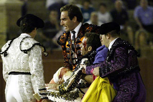 Conmovedora imagen, con Salvador Cortés llevando en solitario en brazos a su hermano a la enfermería. (FOTO: lamaestranza.com)