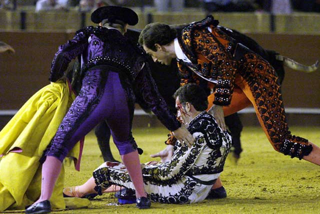 Y aun con el toro cerca y a cuerpo limpio, ahora era su hermano menor, Salvador Cortés, el primero en llegar. (FOTO: lamaestranza.com)