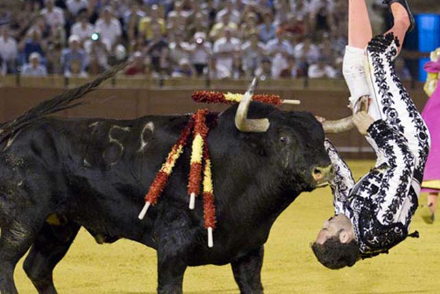 El hermano mayor, Luis Mariscal, sufría una brutal cornada en la Maestranza. (FOTO: toroimagen.com)