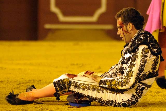 Luis Mariscal, tras la gravísima cornada en el quinto. (FOTO: Sevilla Taurina)