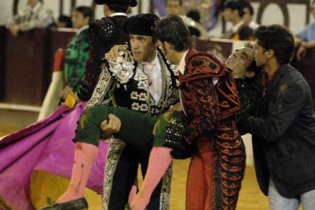 Los protectores brazos de Luis llevan con celeridad a su hermano hasta la enfermería. (FOTO: burladero.com)