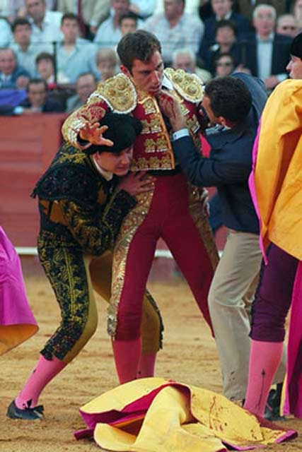 Luis Mariscal examina el cuello de un joven Salvador Cortés, empapándose la mano de sangre de su propio hermano. (FOTO: Matito)