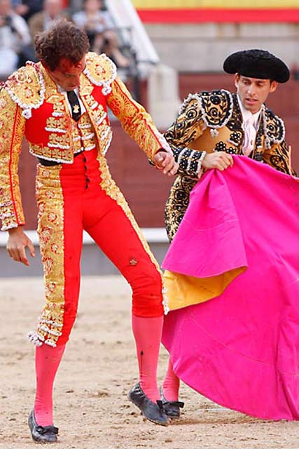Una vez más, Luis Mariscal es el primero en ayudar a su hermano y quitarle al toro. (FOTO: las-ventas.com)