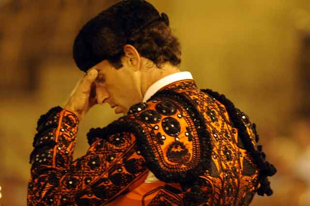 Salvador Cortés se lleva las manos a la cabeza recordando la grave cornada que acababa de sufrir su hermano, a quién él mismo ayudó a trasladar a la enfermería. (FOTO: Sevilla Taurina)