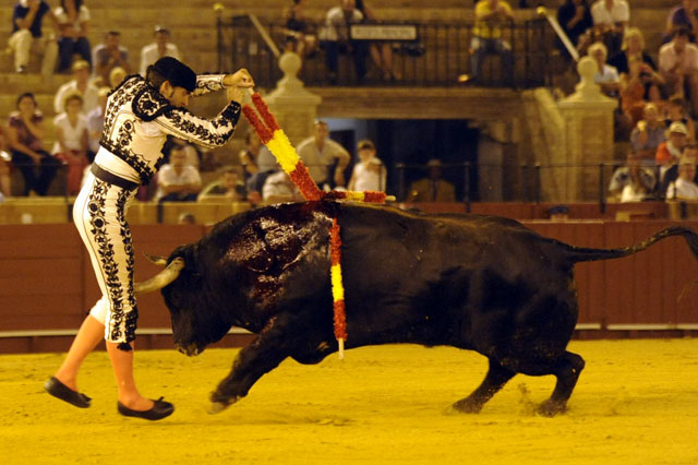 Coloca el par en todo lo alto pero cuando está a punto de pisar albero el toro le empitona. (FOTO: Sevilla Taurina)