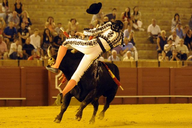 El toro de Peñajara le cornea muy grave, atravesándole el muslo por dos zonas. (FOTO: Sevilla Taurina)