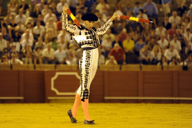 El torero se gusta y se deja ver antes de iniciar la carrera. (FOTO: Sevilla Taurina)