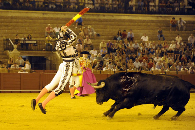 Espectacular colocación del primer par, por el lado izquierdo. (FOTO: Sevilla Taurina)