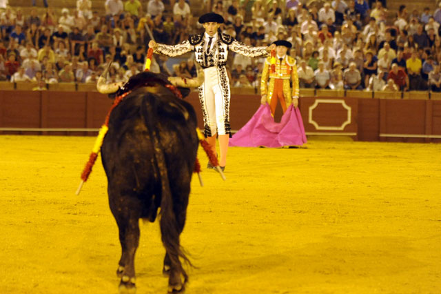 Luis Mariscal se cuadra frente al toro; su intención es colocarlo por el derecho. (FOTO: Sevilla Taurina)