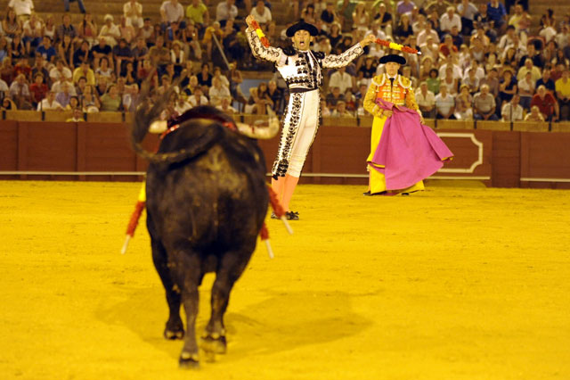 El banderillero sevillano a punto de iniciar la carrera por el derecho. (FOTO: Sevilla Taurina)