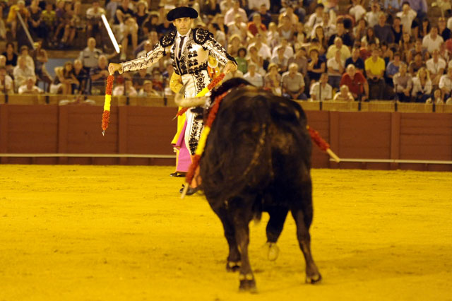 Mariscal decide cambiar e irse por el izquierdo, evitando capotazos. (FOTO: Sevilla Taurina)