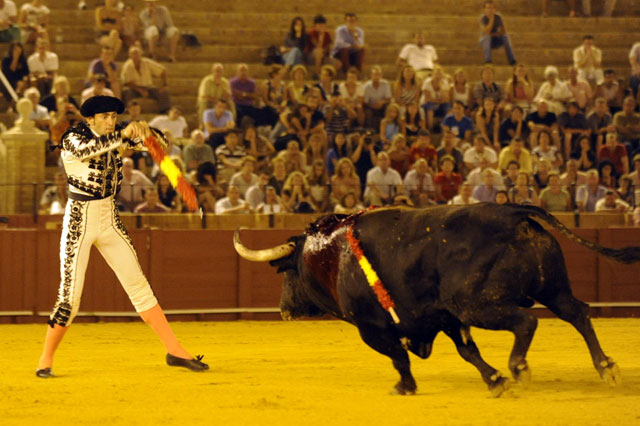 Aguanta mucho el embroque, cuadra en la cara, saca los palos unidos desde abajo... (FOTO: Sevilla Taurina)