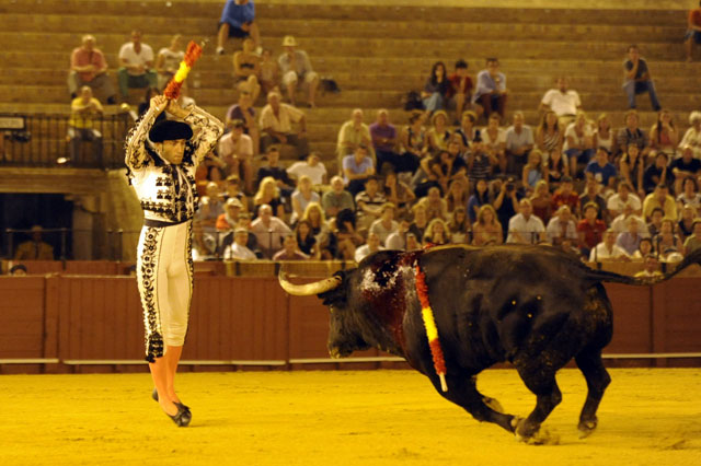 Lo hace tan despacio para buscar la máxima emoción que el toro le come terreno. (FOTO: Sevilla Taurina)