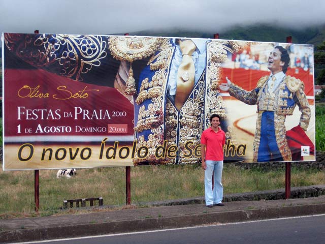 Oliva Soto, junto a una valla publicitaria que lo anuncia como 'El nuevo ídolo de Sevilla'. (FOTO: Sevilla Taurina)