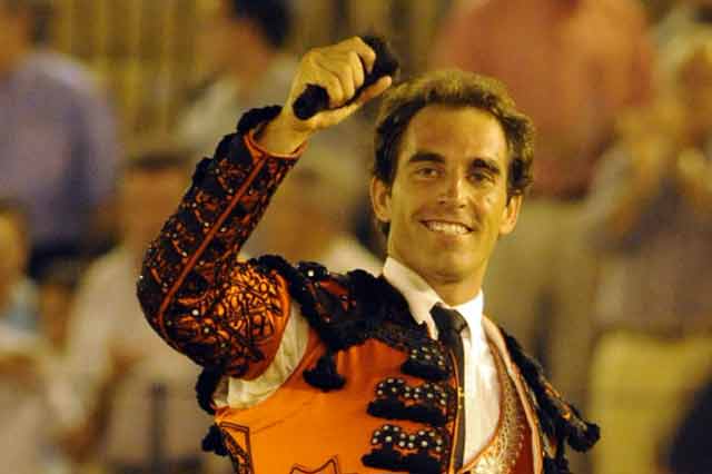 Salvador Cortés, disfutando de la oreja ganada antes de la cornada de su hermano. (FOTO: Sevilla Taurina)