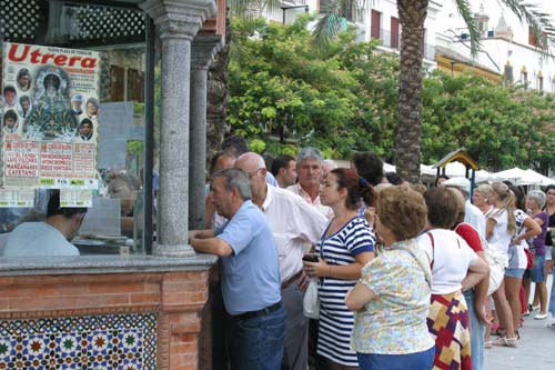 Colas para adquirir localidades para la corrida inaugural de la nueva plaza de toros de Utrera. (FOTO: Utreradigital)