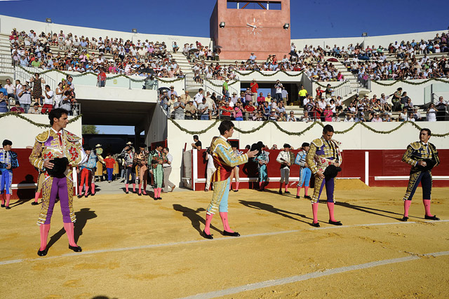 Histórico primer paseíllo, todos desmonterados. (FOTO: Matito)