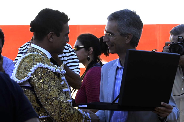 El alcalde entrega a los toreros unas placas conmemorativas. (FOTO: Matito)