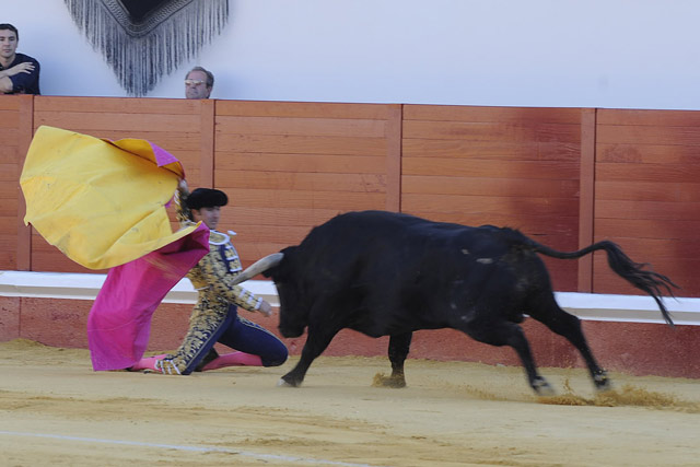 El Fandi en una larga cambiada de rodillas al primero. (FOTO: Matito)