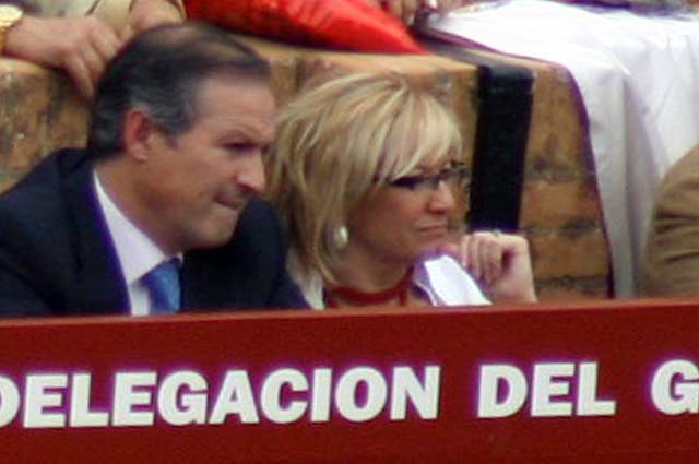 El alcalde de Ronda, Antonio Marín Lara (PSOE), junto a la delegada de la Junta en Sevilla, Carmen Tovar (PSOE) en el burladero de la Junta durante la pasada Feria de Abril. (FOTO: Javier Martínez)