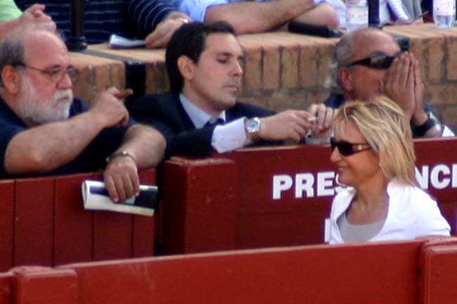 La delegada Carmen Tovar pasa en el callejón de la Maestranza por delante del joven veterinario Álvaro Pedregosa, que está flanqueado por otros dos veterinarios: Luis Vázquez y Miguel Criado. (FOTO: Javier Martínez)