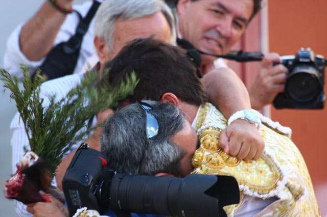 El fotógrafo Matito se abraza al novillero Miguel Falcón, primo segundo suyo, que el pasado sábado cortó las dos orejas en la nueva plaza de Utrera.