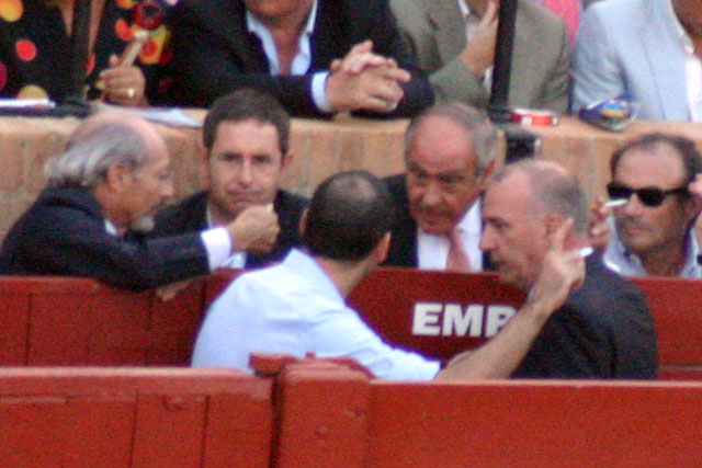 El empresario Ramón Valencia, junto a los ganaderos Juan Pedro Domecq y Fernando Domecq (Zalduendo) se reúne con el delegado gubernativo. (FOTO: Javier Martínez)